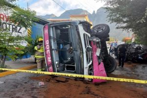 Lee más sobre el artículo Camión de ruta 306 se vuelca en Santa Catarina