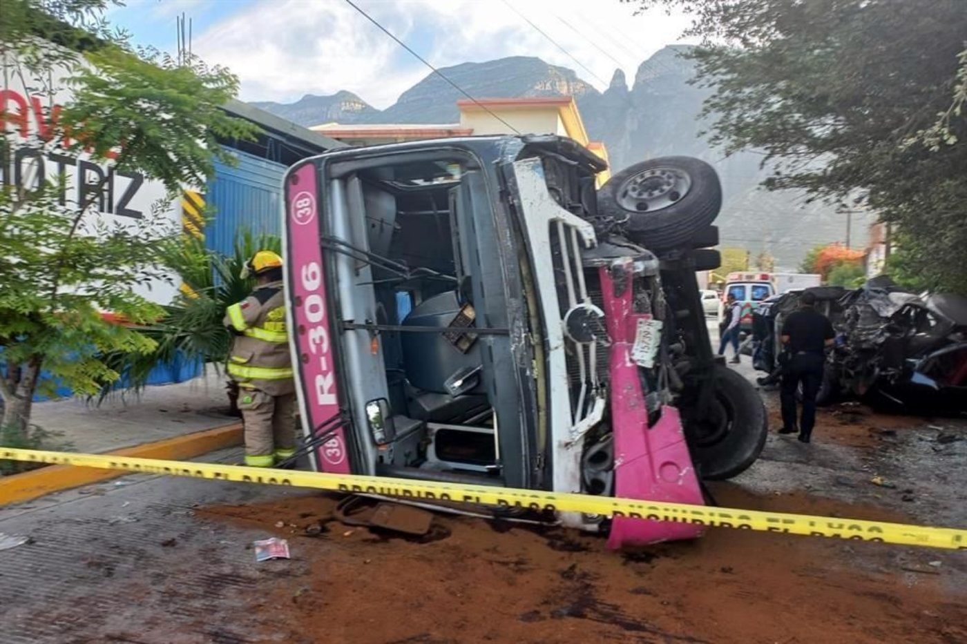 En este momento estás viendo Camión de ruta 306 se vuelca en Santa Catarina