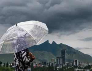 Lee más sobre el artículo Dos núcleos de lluvia llegarían hoy a Nuevo León: ¿A qué hora podría llover?