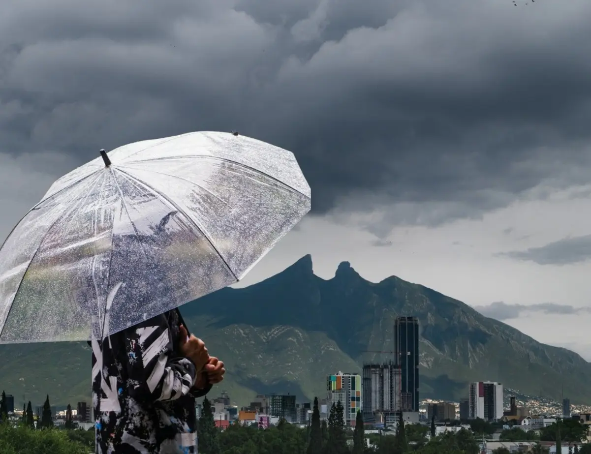 En este momento estás viendo Dos núcleos de lluvia llegarían hoy a Nuevo León: ¿A qué hora podría llover?